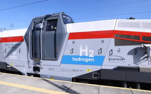 Nowoczesna lokomotywa wodorowa z napisem "H2 hydrogen" i logo PESA Bydgoszcz.