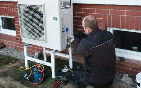 Instalacja pompy ciepła, która jest jednym ze sposobów, czym ogrzewają domy w Szwecji.
