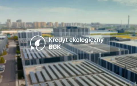 Nowoczesne budynki z panelami słonecznymi. Napis: Kredyt ekologiczny BGK.