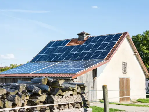 Panele słoneczne na dachu stodoły, gotowe do sprzedaży nadwyżek energii po atrakcyjnym **feed in tariff**.