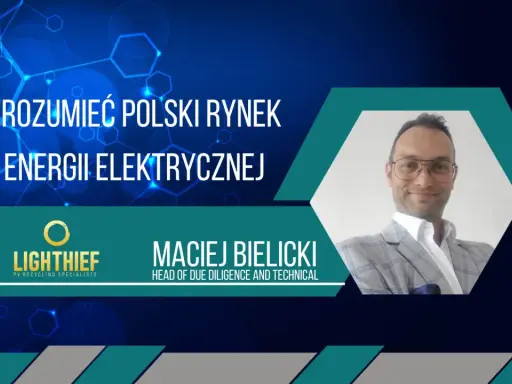 Maciej Bielicki omawia polski rynek energii elektrycznej. Logo Lightthief.