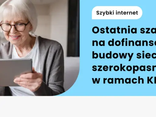 Uśmiechnięta starsza pani z tabletem. Szybki internet i ostatnia szansa na dofinansowanie budowy sieci szerokopasmowych w ramach KPO.