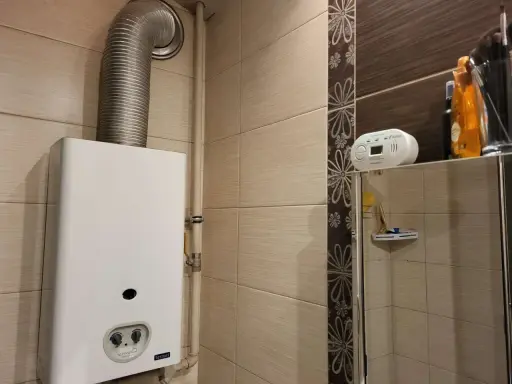 Czujnik czadu zamontowany na półce nad lustrem, blisko gazowego podgrzewacza wody.