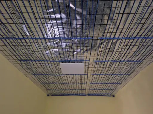 Sufit z siatką i folią izolacyjną, przygotowany pod montaż mat kapilarnych.