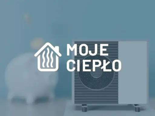 Symbol domu z ciepłem i napis "MOJE CIEPŁO" obok pompy ciepła i świnki-skarbonki.