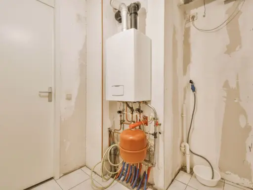 Instalacja grzewcza z kotłem i zbiornikiem. Pytanie: gdzie zamontować odpowietrznik automatyczny? Najwyższy punkt instalacji to idealne miejsce.