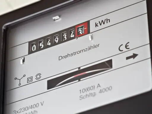 Zbliżenie licznika energii elektrycznej z widocznymi cyframi i oznaczeniem kWh.