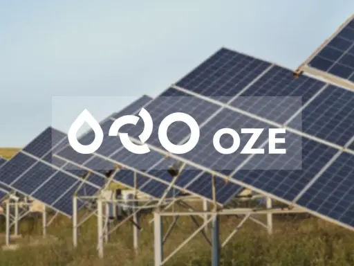Panele fotowoltaiczne na tle nieba. Logo OZE BGK.