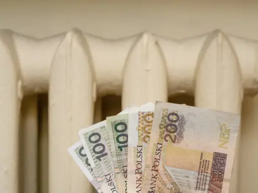 Pieniądze w tle grzejnika. Czy to zapowiedź bonu energetycznego 2026?