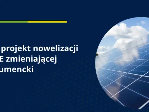 Sejm przyjął projekt nowelizacji ustawy o OZE, zmieniający system prosumentów. Panele słoneczne na tle błękitnego nieba.