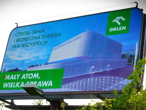Reklama ORLEN przedstawia nowoczesny reaktor SMR, symbol czystej i bezpiecznej energii. "Mały atom, wielka sprawa" - głosi hasło.
