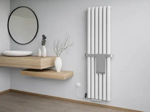 Nowoczesna łazienka z białym grzejnikiem, który może mieć wady grzejników aluminiowych. Obok umywalka i lustro.