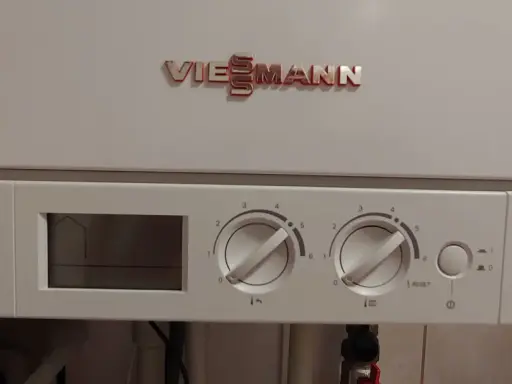 Panel sterowania kotła Viessmann Vitopend 100. Widoczny manometr, wyświetlacz i pokrętła regulacji. Przycisk RESET.