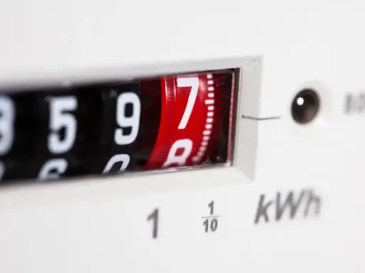 Liczniki energii elektrycznej pokazują zużycie prądu. Ten licznik pokazuje 8597 kWh, co jest odczytem dla dostawcy energii elektrycznej.