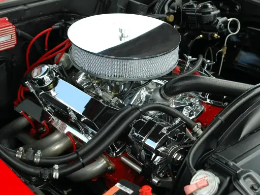 Błyszczący silnik V8 z chromowanymi elementami i filtrem powietrza. Czy 80 kW to dużo koni mechanicznych?