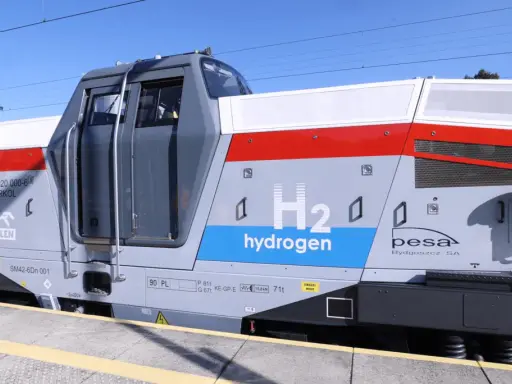 Nowoczesna lokomotywa wodorowa z napisem "H2 hydrogen" i logo PESA Bydgoszcz.