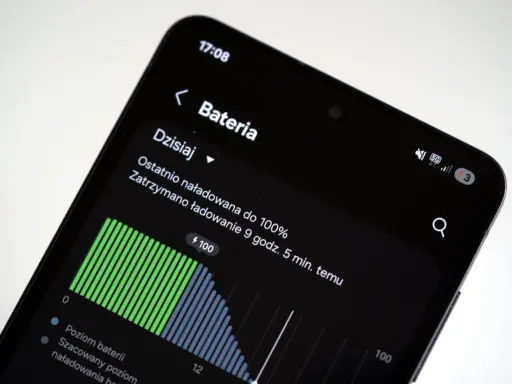 Wykres zużycia baterii w telefonie. Ostatnie ładowanie do 100% trwało 9 godzin. Wskazuje na dobre oszczędzanie baterii.