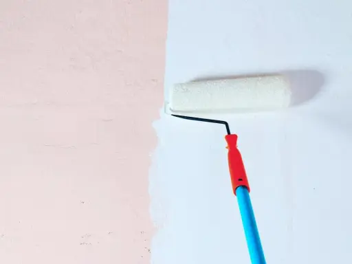 Malowanie ściany wałkiem. Zastanawiasz się, czy wybrać farbę ceramiczną czy lateksową?