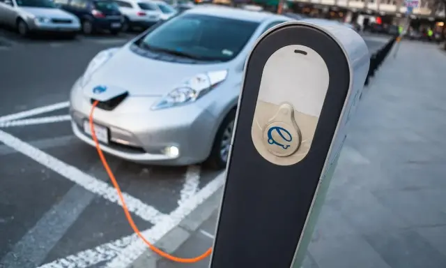 Ładowanie samochodu elektrycznego w Polsce. Coraz więcej aut elektrycznych w Polsce, co widać na ulicach.