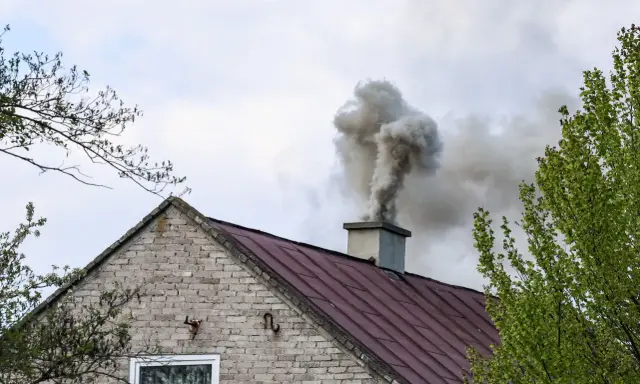 Gęsty dym z komina domu. Kto pobiera opłaty za emisję CO2, gdy takie widoki stają się codziennością?