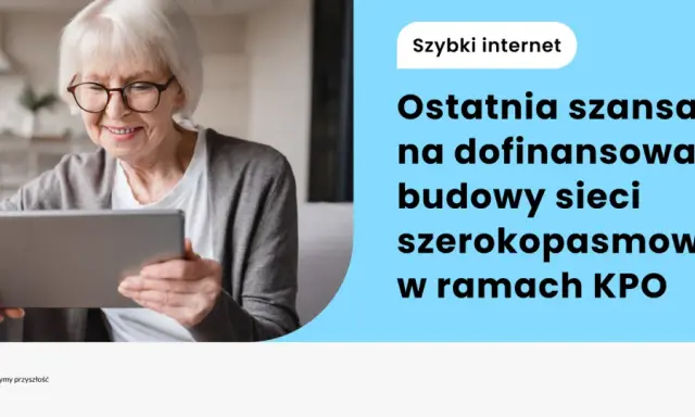 Uśmiechnięta starsza pani z tabletem. Szybki internet i ostatnia szansa na dofinansowanie budowy sieci szerokopasmowych w ramach KPO.