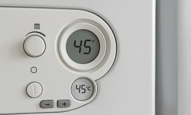 Panel sterowania pieca gazowego Vaillant z wyświetlaczem 45°C. Pokrętło regulacji temperatury ustawione na 1. Ekonomiczne ustawienie pieca gazowego Vaillant.