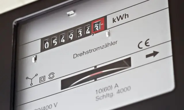 Zbliżenie licznika energii elektrycznej z widocznymi cyframi i oznaczeniem kWh.