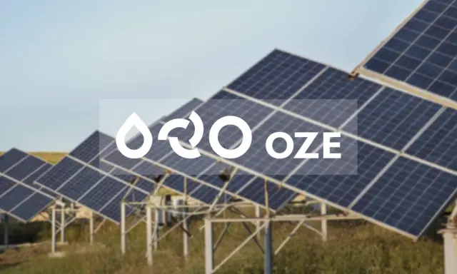 Panele fotowoltaiczne na tle nieba. Logo OZE BGK.