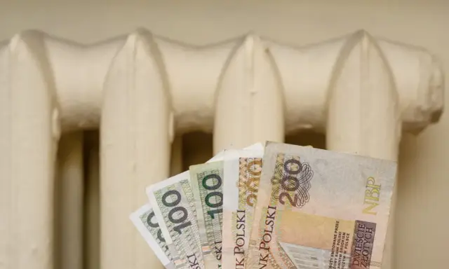 Pieniądze w tle grzejnika. Czy to zapowiedź bonu energetycznego 2026?
