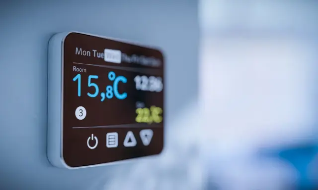 Nowoczesny termostat pokojowy pokazuje 15,8°C. Czy czujnik pogodowy do pieca gazowego warto zainstalować, by oszczędzać?