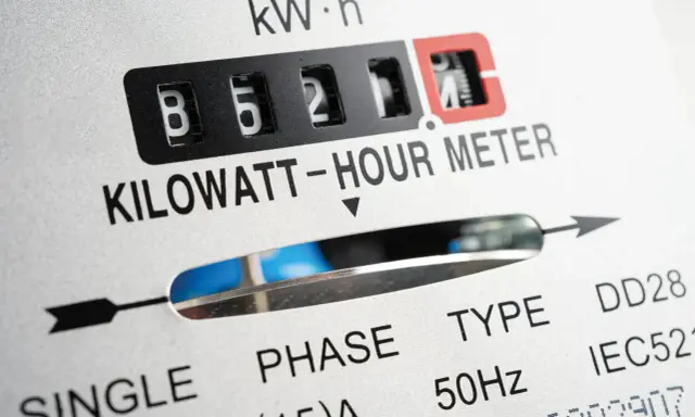 Zbliżenie licznika energii elektrycznej. Widoczne cyfry 85211, oznaczenie KILOWATT-HOUR METER. Wartość ta może wpływać na opłatę mocową.