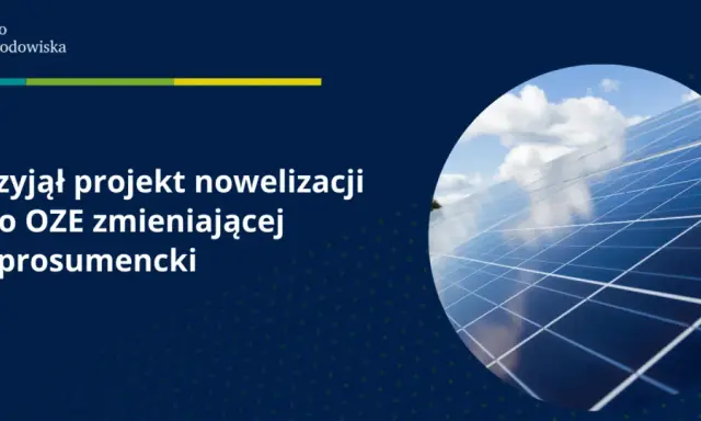 Sejm przyjął projekt nowelizacji ustawy o OZE, zmieniający system prosumentów. Panele słoneczne na tle błękitnego nieba.