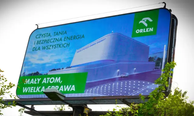 Reklama ORLEN przedstawia nowoczesny reaktor SMR, symbol czystej i bezpiecznej energii. "Mały atom, wielka sprawa" - głosi hasło.