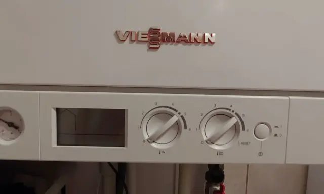 Panel sterowania kotła Viessmann Vitopend 100. Widoczny manometr, wyświetlacz i pokrętła regulacji. Przycisk RESET.