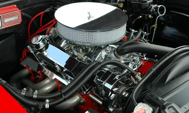 Błyszczący silnik V8 z chromowanymi elementami i filtrem powietrza. Czy 80 kW to dużo koni mechanicznych?