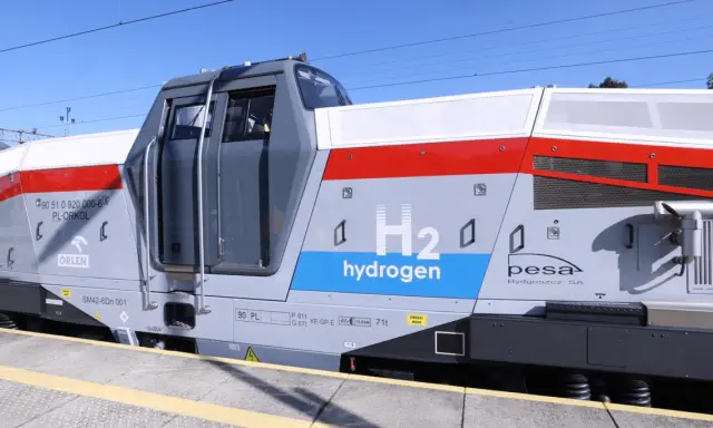 Nowoczesna lokomotywa wodorowa z napisem "H2 hydrogen" i logo PESA Bydgoszcz.