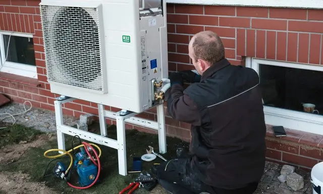 Instalacja pompy ciepła, która jest jednym ze sposobów, czym ogrzewają domy w Szwecji.
