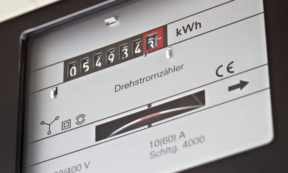 Zbliżenie licznika energii elektrycznej z widocznymi cyframi i oznaczeniem kWh.