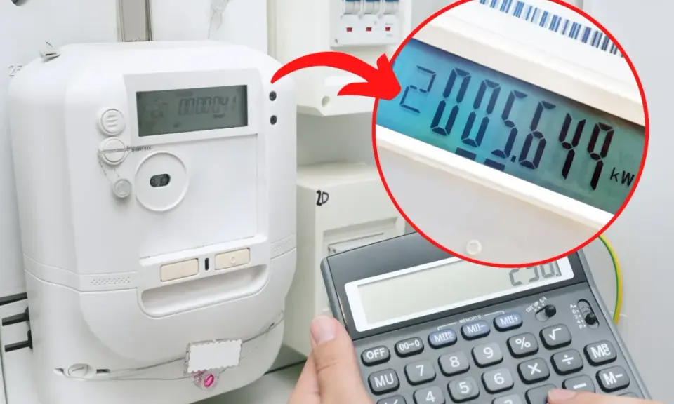 Cyfrowy licznik energii elektrycznej pokazuje zużycie 2005.649 kWh. Obok kalkulator do obliczeń.