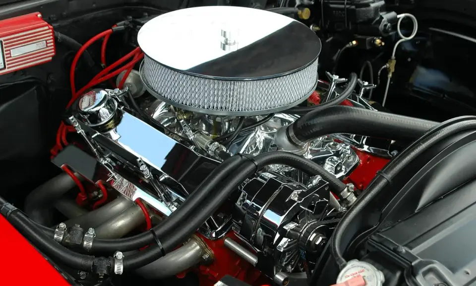 Błyszczący silnik V8 z chromowanymi elementami i filtrem powietrza. Czy 80 kW to dużo koni mechanicznych?