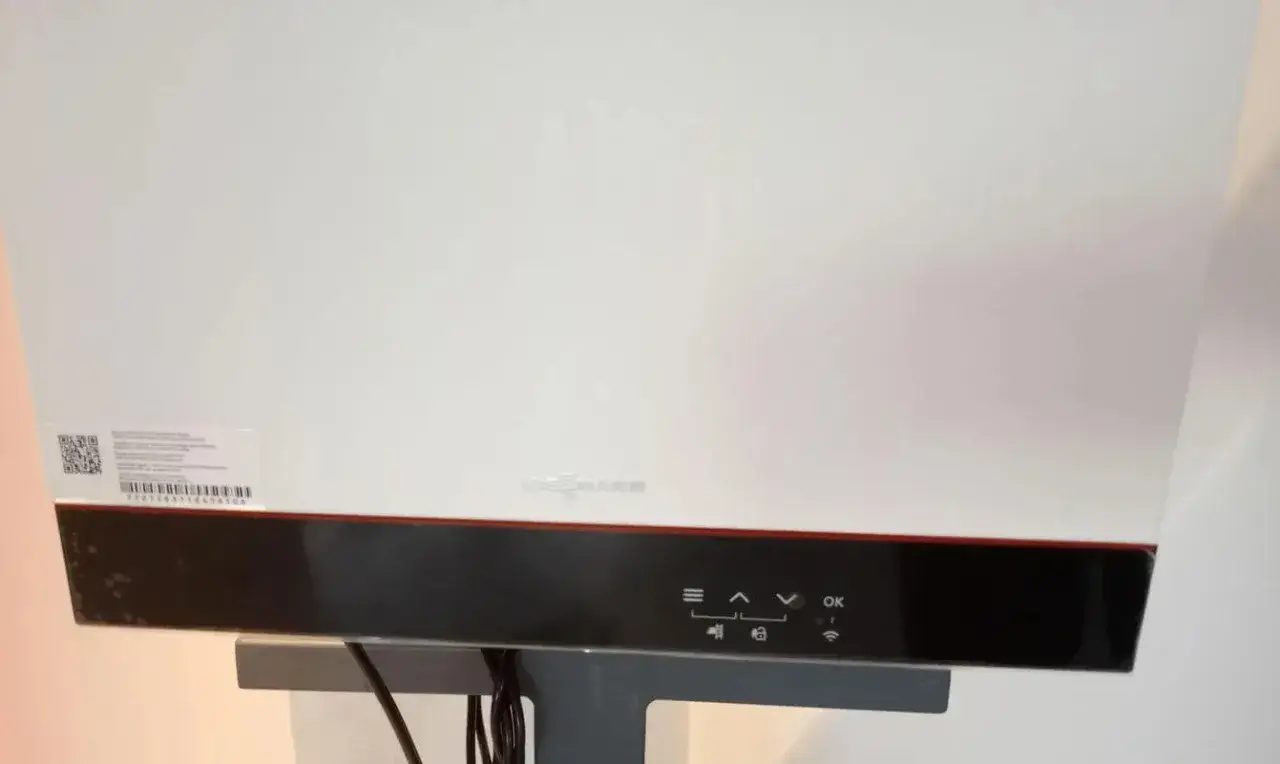 Panel sterowania kotła Viessmann Vitodens 050, z ikonami wskazującymi funkcje i potencjalne zużycie gazu.