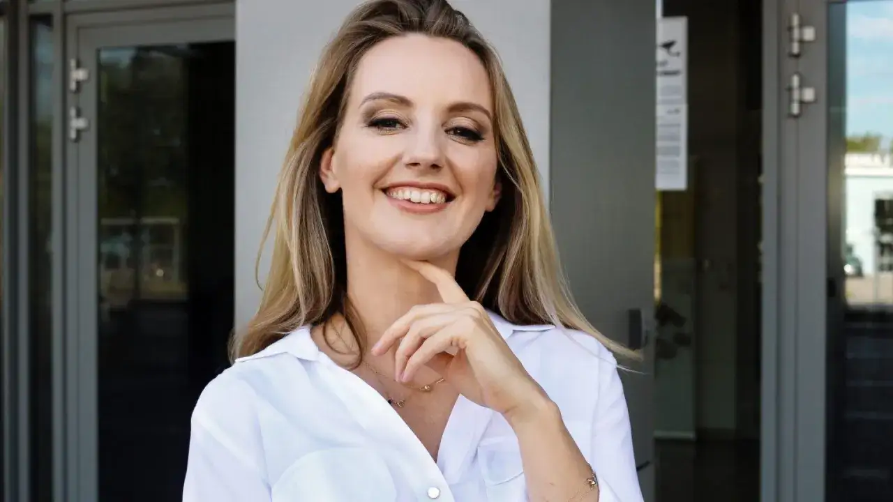 Olga Malinkiewicz, pionierka w dziedzinie perowskitów, uśmiecha się z pewnością siebie.