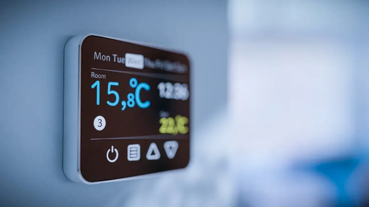 Termostat pokazuje 15,8°C. Zastanawiasz się, jak często powinien włączyć się piec gazowy, by utrzymać komfortową temperaturę?