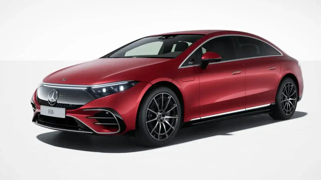 Czerwony Mercedes EQS, samochód elektryczny zasięg 1000 km, prezentuje się elegancko na białym tle.