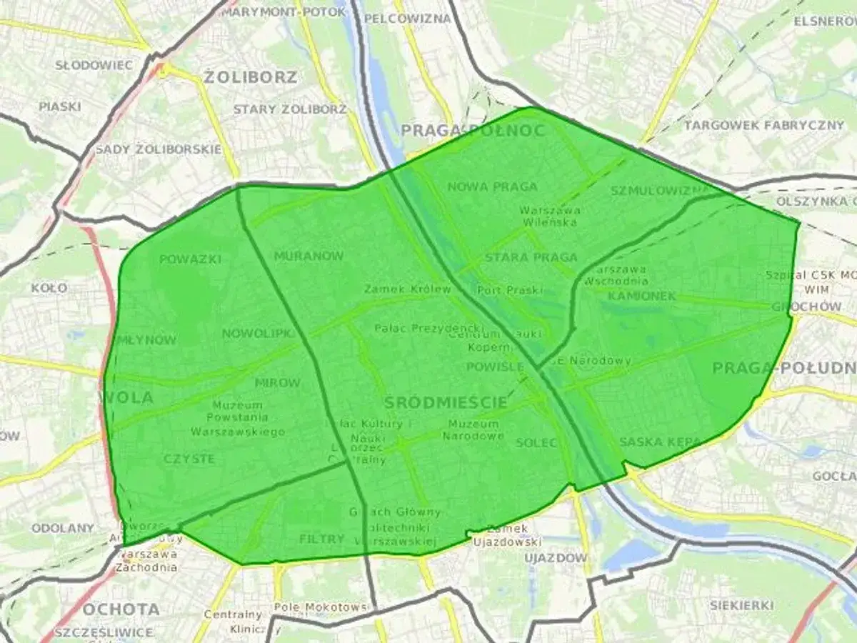 Mapa Warszawy z zaznaczoną zieloną strefą. Obejmuje Śródmieście, Pragę Północ i Południe, Muranów, Wolę i inne dzielnice.