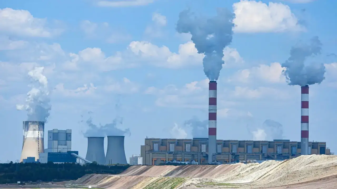 Dymiące kominy elektrowni Bełchatów. Zastanawiasz się, ile węgla spala elektrownia Bełchatów? Ogromne ilości, co widać po kłębach dymu.