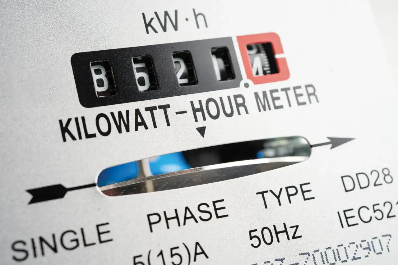 Licznik energii elektrycznej pokazuje 8521 kWh. To urządzenie mierzy zużycie prądu, a jego odczyt jest kluczowy dla ustalenia opłaty mocowej.