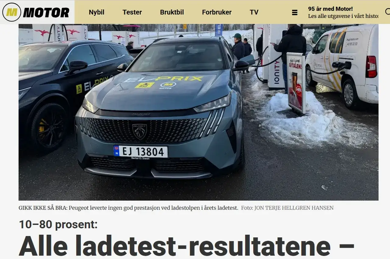 Szary Peugeot na ładowarce. Czy samochód elektryczny zasięg 1000 km to już rzeczywistość? Testy w zimowych warunkach.