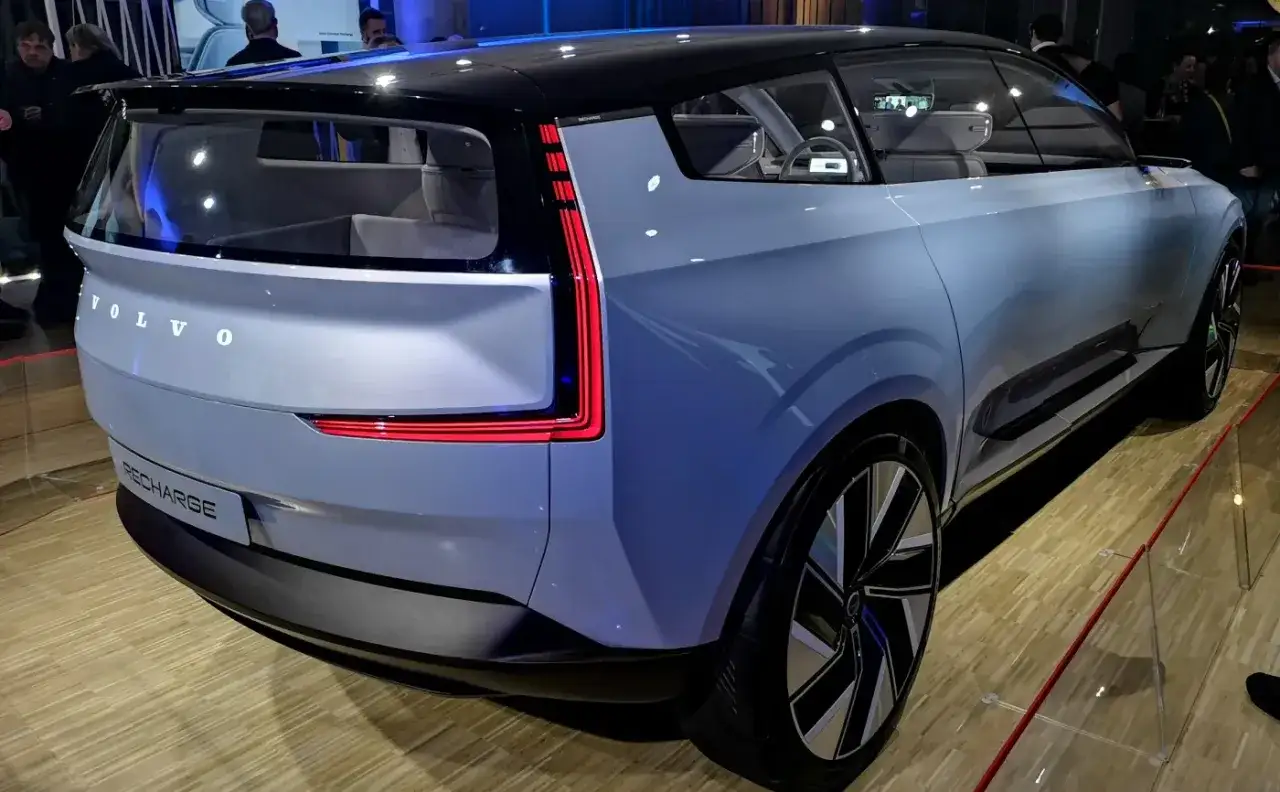 Nowy Volvo Recharge, samochód elektryczny zasięg 1000 km. Futurystyczny design, pionowe światła LED, duże felgi.