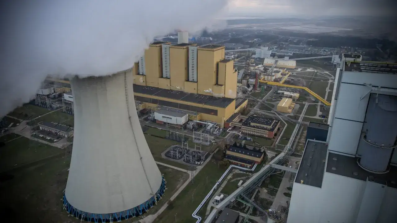 Ogromna chłodnia kominowa i żółte bloki energetyczne – to największa elektrownia w Polsce, produkująca energię dla milionów.
